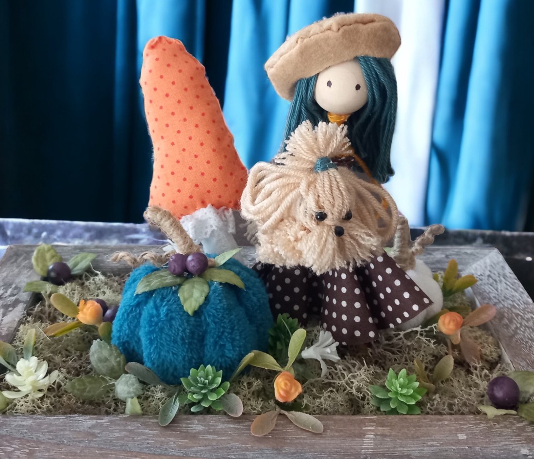 Decorațiune de masă de toamnă cu o fetiță în rochie cu buline și câinele ei � ciuperci, dovleci, bol rustic - casă & stil de viață - decorațiuni de casă - decorațiuni de masă și rafturi - decorațiuni de masă - Artynos.ro