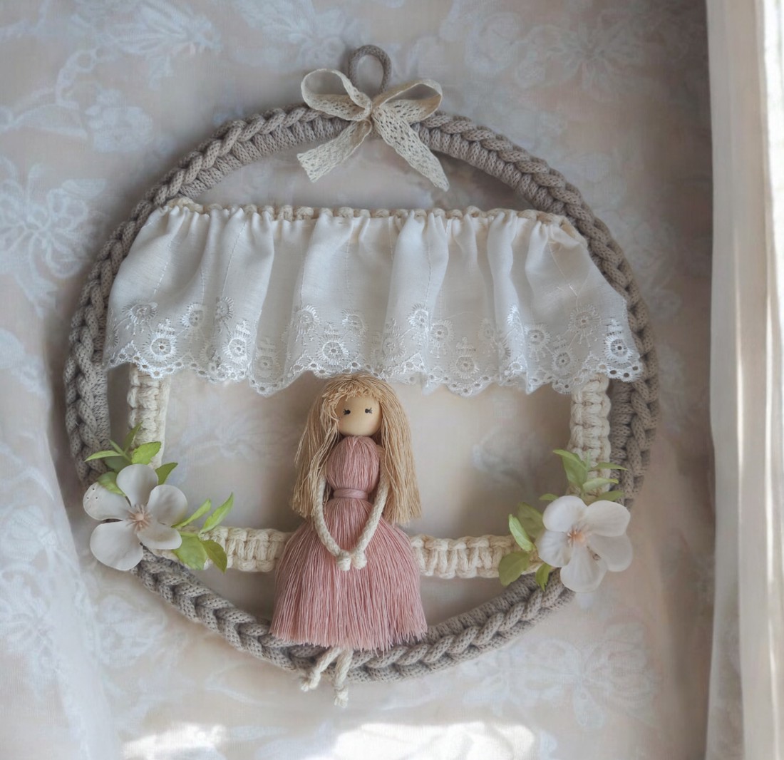 Decor de perete din dantelă cu păpușă macramé - - Artynos.ro Decor de perete din dantelă cu păpușă macramé - - Artynos.ro