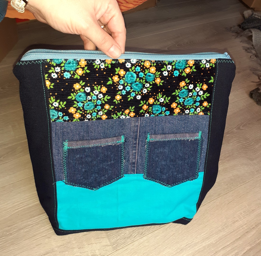 Vestă de voiaj din denim turcoaz cu ornamente - - Artynos.ro Vestă de voiaj din denim turcoaz cu ornamente - - Artynos.ro