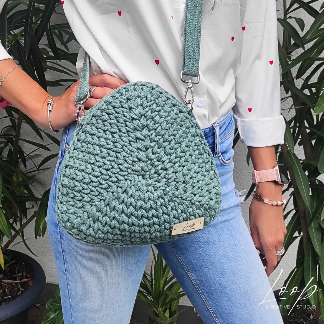 Geantă triunghiulară croșetată manual  o piesă unică, realizată manual, la comandă, în culorile alese de tine. - genți și portofele - genți de mână și umăr - genți de umăr - Artynos.ro