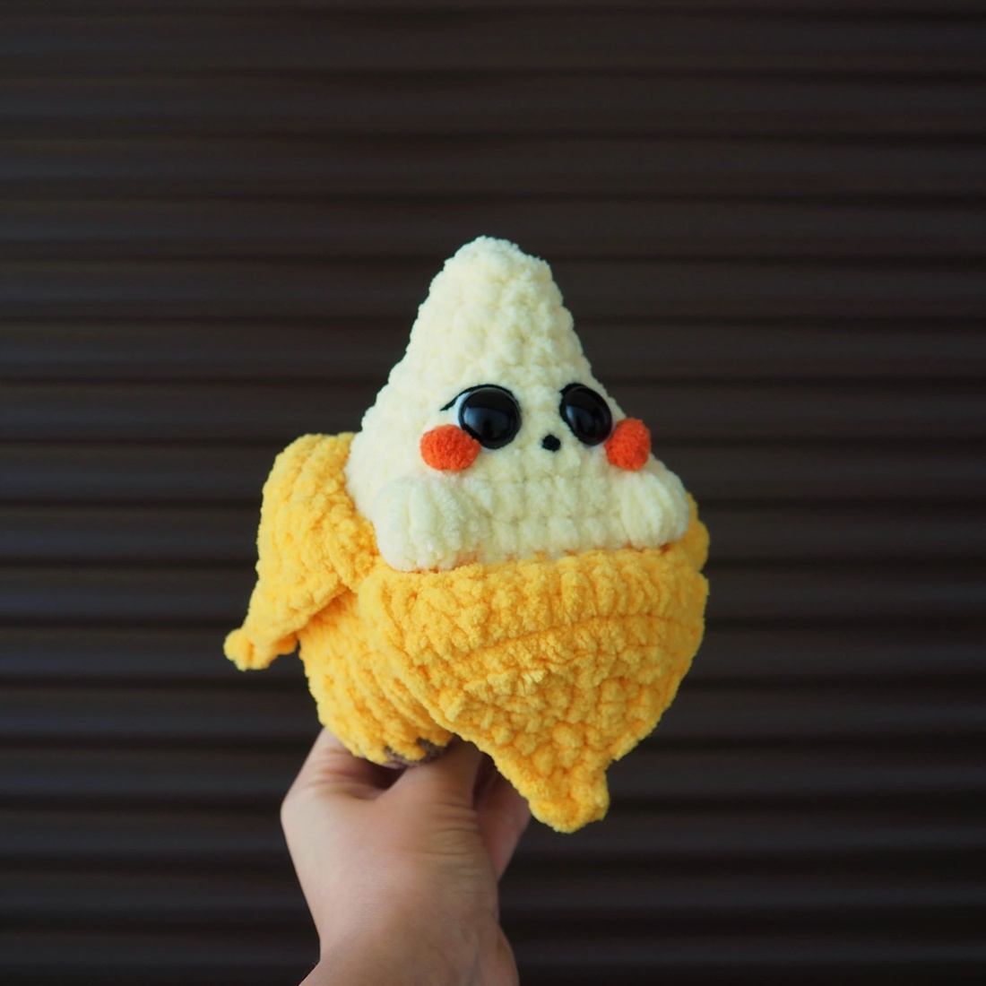 Jucărie banană croșetată manual din fir moale jucărie handmade unicat - jucării și echipamente pentru copii - plușuri - legume, fructe de pluș - Artynos.ro