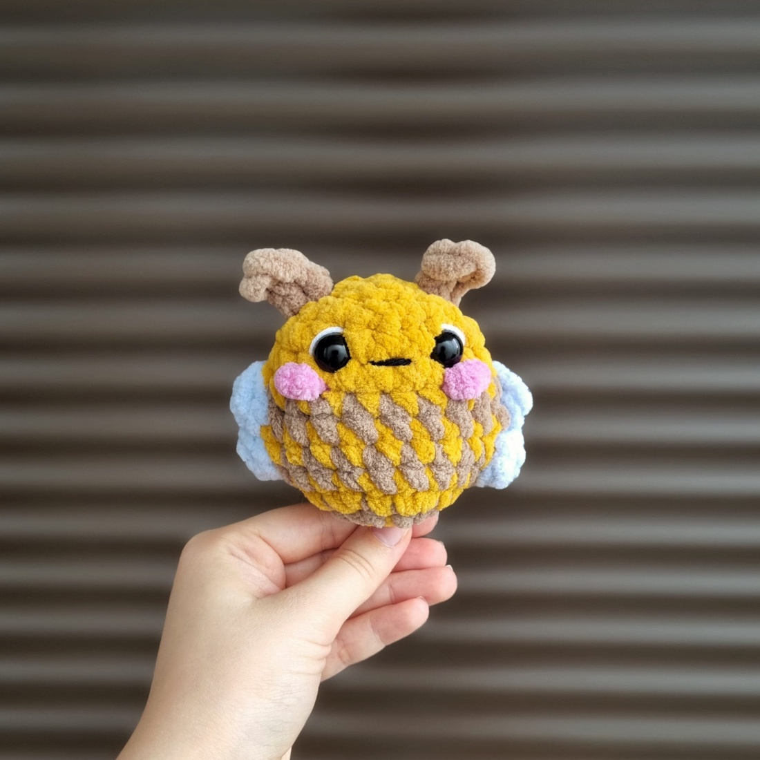 Jucărie albinuță croșetată manual din fir moale  jucărie handmade - jucării și echipamente pentru copii - plușuri - păpușă croșetată, păpușă de pluș - Artynos.ro