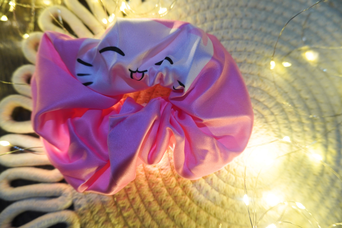 Elastic de par/ scrunchie cu pisicuță - îmbrăcăminte și modă - accesorii păr - elastic de păr - Artynos.ro