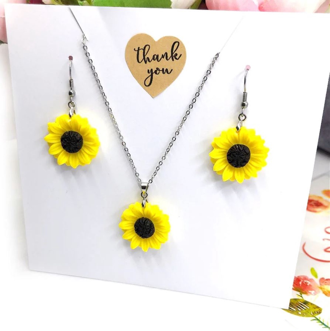 Set cercei si lantisor finut, floarea soarelui - bijuterii - cercei - cercei și ornamente pentru urechi - Artynos.ro Set cercei si lantisor finut, floarea soarelui - bijuterii - cercei - cercei și ornamente pentru urechi - Artynos.ro