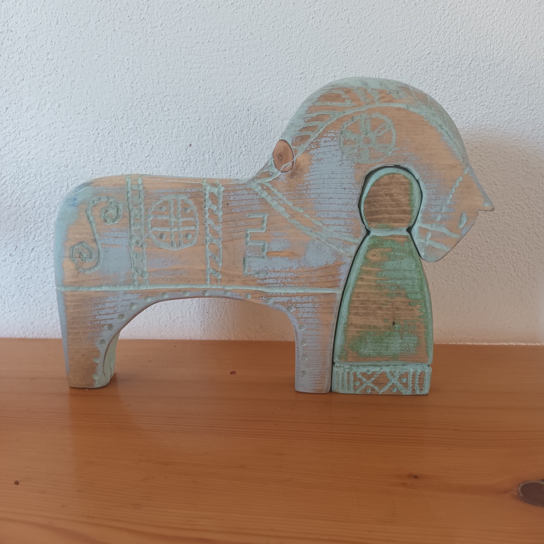 Imbratisarea calului - arte vizuale și accesorii - sculptură - statuie lemn - Artynos.ro Imbratisarea calului - arte vizuale și accesorii - sculptură - statuie lemn - Artynos.ro