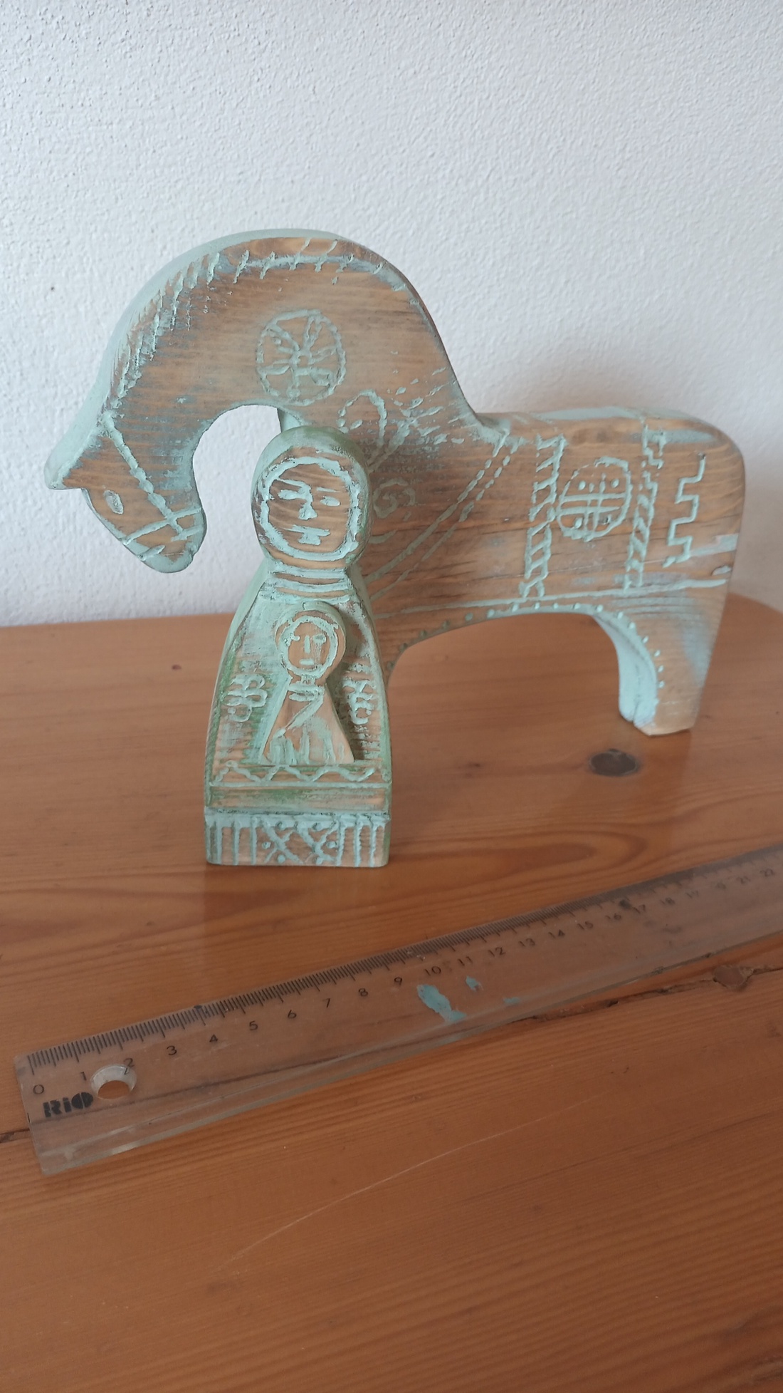 Imbratisarea calului - arte vizuale și accesorii - sculptură - statuie lemn - Artynos.ro Imbratisarea calului - arte vizuale și accesorii - sculptură - statuie lemn - Artynos.ro