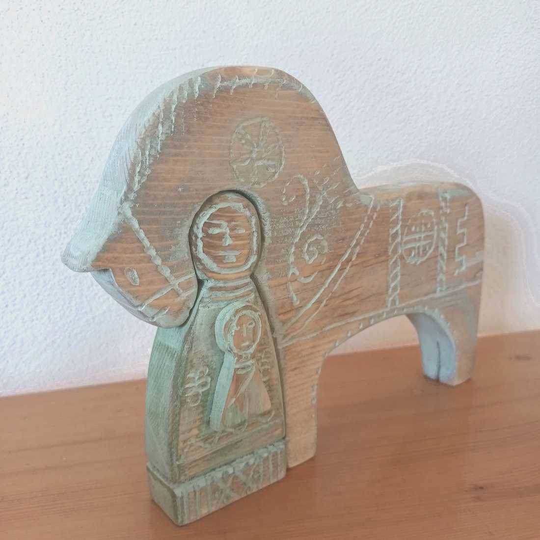 Imbratisarea calului - arte vizuale și accesorii - sculptură - statuie lemn - Artynos.ro Imbratisarea calului - arte vizuale și accesorii - sculptură - statuie lemn - Artynos.ro