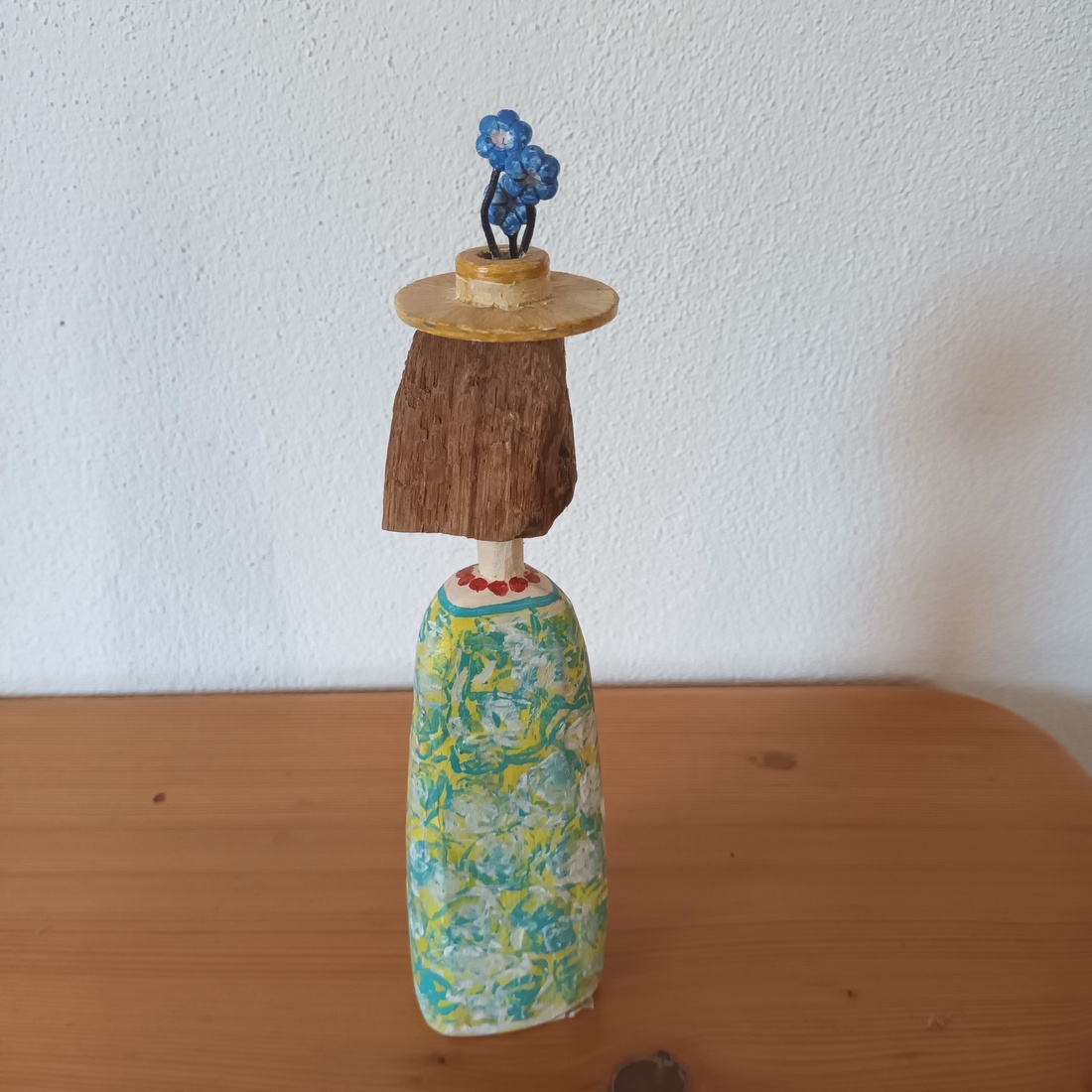 Palariuta cu flori - arte vizuale și accesorii - sculptură - statuie lemn - Artynos.ro Palariuta cu flori - arte vizuale și accesorii - sculptură - statuie lemn - Artynos.ro
