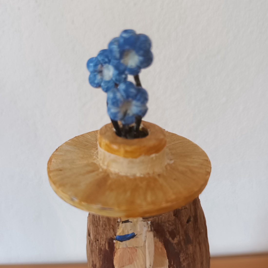 Palariuta cu flori - arte vizuale și accesorii - sculptură - statuie lemn - Artynos.ro Palariuta cu flori - arte vizuale și accesorii - sculptură - statuie lemn - Artynos.ro