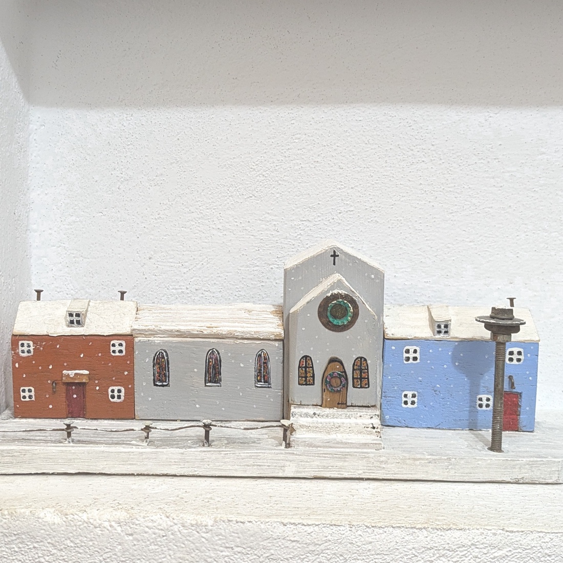 Casute din lemn cu biserica - arte vizuale și accesorii  - sculptură - statuie lemn - Artynos.ro