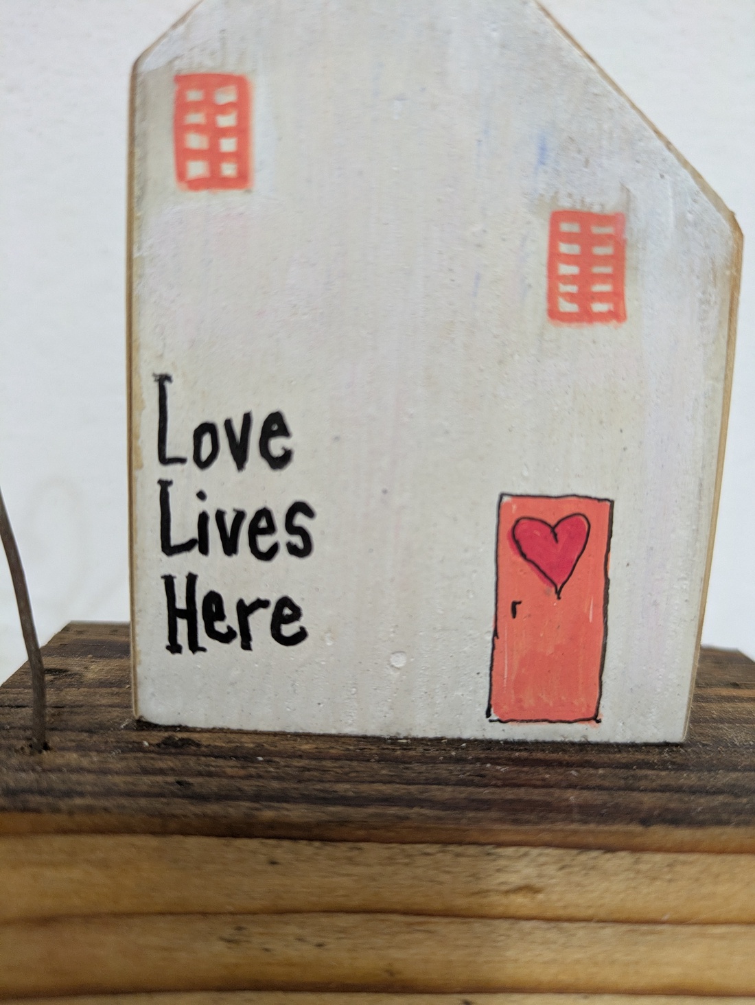 Casuta cu inimioare - arte vizuale și accesorii  - sculptură - statuie lemn - Artynos.ro