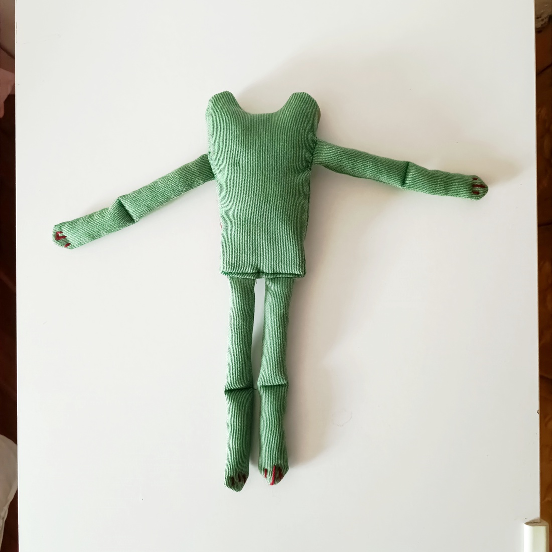 Papusa textila. Broscuta îmbrățișoasă - jucării și echipamente pentru copii - jucării și accesorii pentru copii - păpuși de joacă - Artynos.ro