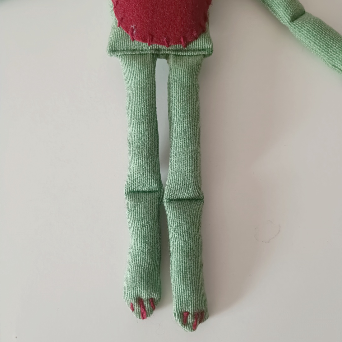 Papusa textila. Broscuta îmbrățișoasă - jucării și echipamente pentru copii - jucării și accesorii pentru copii - păpuși de joacă - Artynos.ro