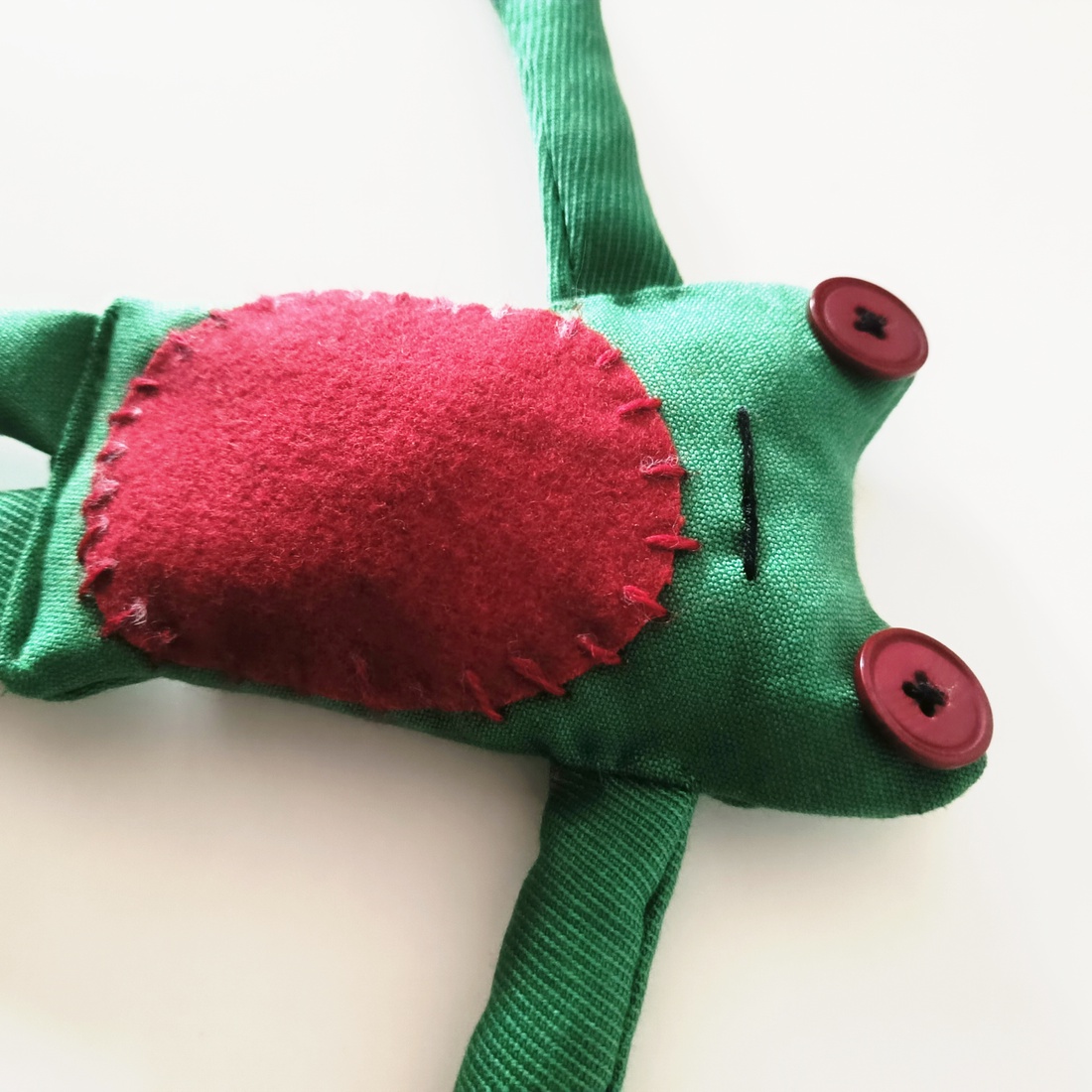 Papusa broasca. Prietenul verde - jucării și echipamente pentru copii - jucării și accesorii pentru copii - păpuși de joacă - Artynos.ro