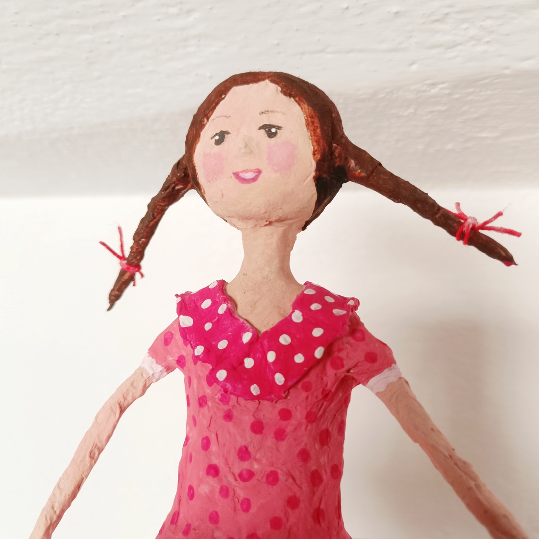 Fetita cu cerc - arte vizuale și accesorii  - sculptură - sculpturi și figurine din ceramică - Artynos.ro
