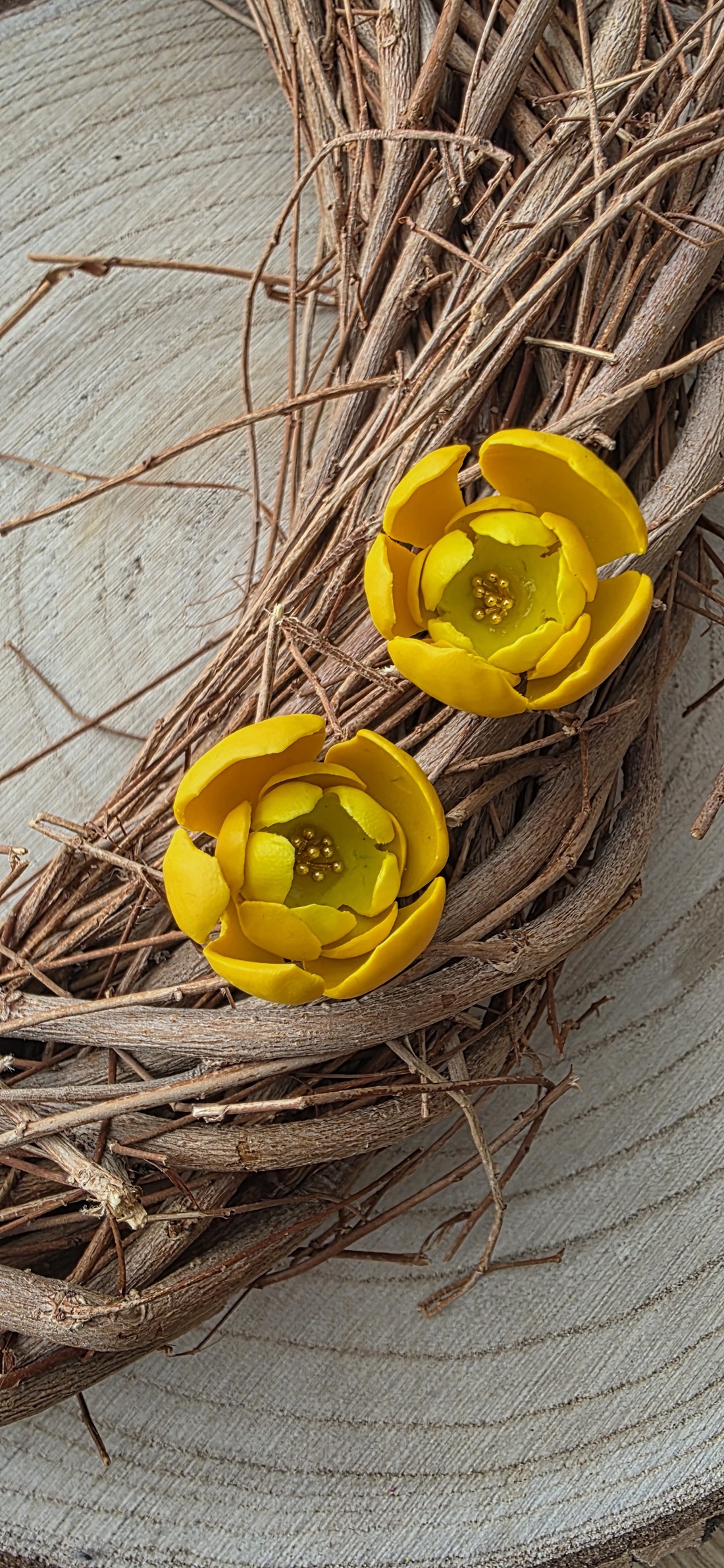 Cercei Floare Galbena - bijuterii - cercei - cercei din rășină - Artynos.ro