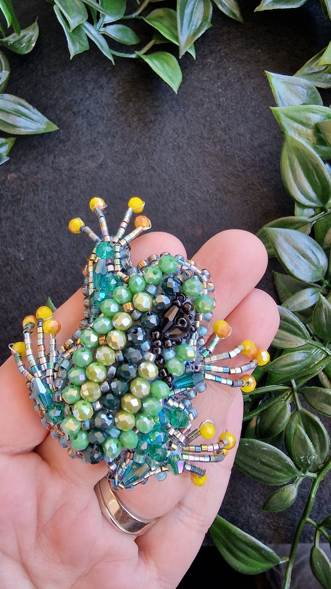 Brosa Broscuta - bijuterii - broșe - Artynos.ro