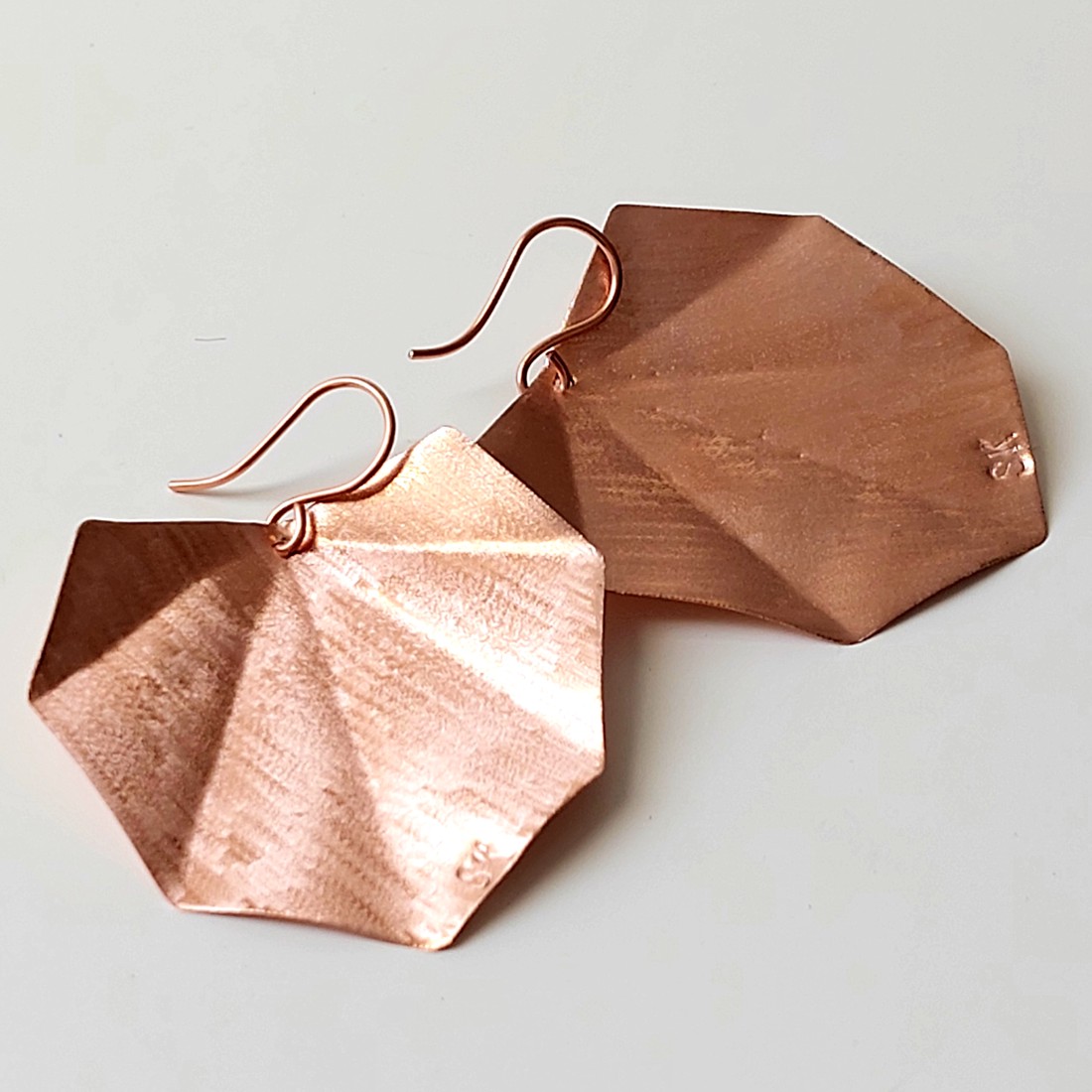 Cercei geometrici din cupru -  - Artynos.ro Cercei geometrici din cupru -  - Artynos.ro