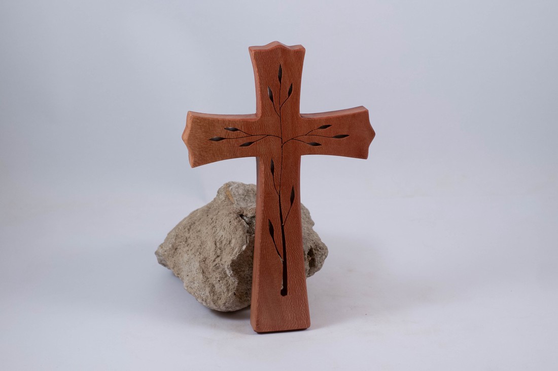 Cruce din lemn modelată, cruce de perete - - Artynos.ro Cruce din lemn modelată, cruce de perete - - Artynos.ro