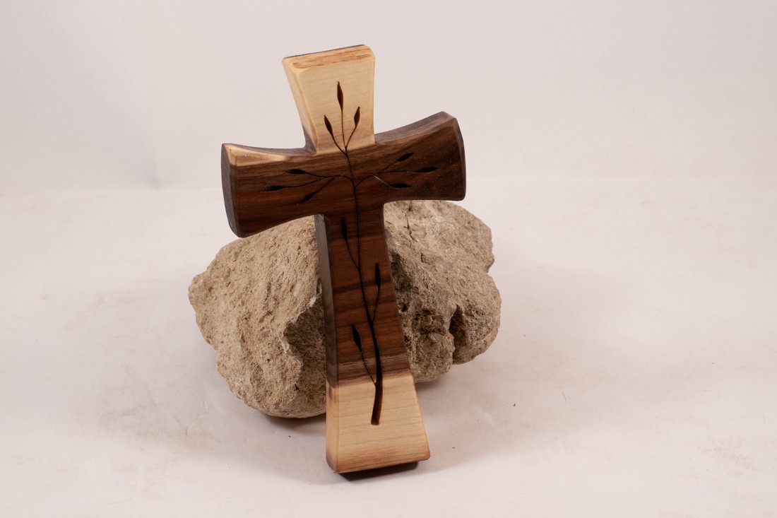 Cruce din lemn modelată, cruce de perete - - Artynos.ro Cruce din lemn modelată, cruce de perete - - Artynos.ro