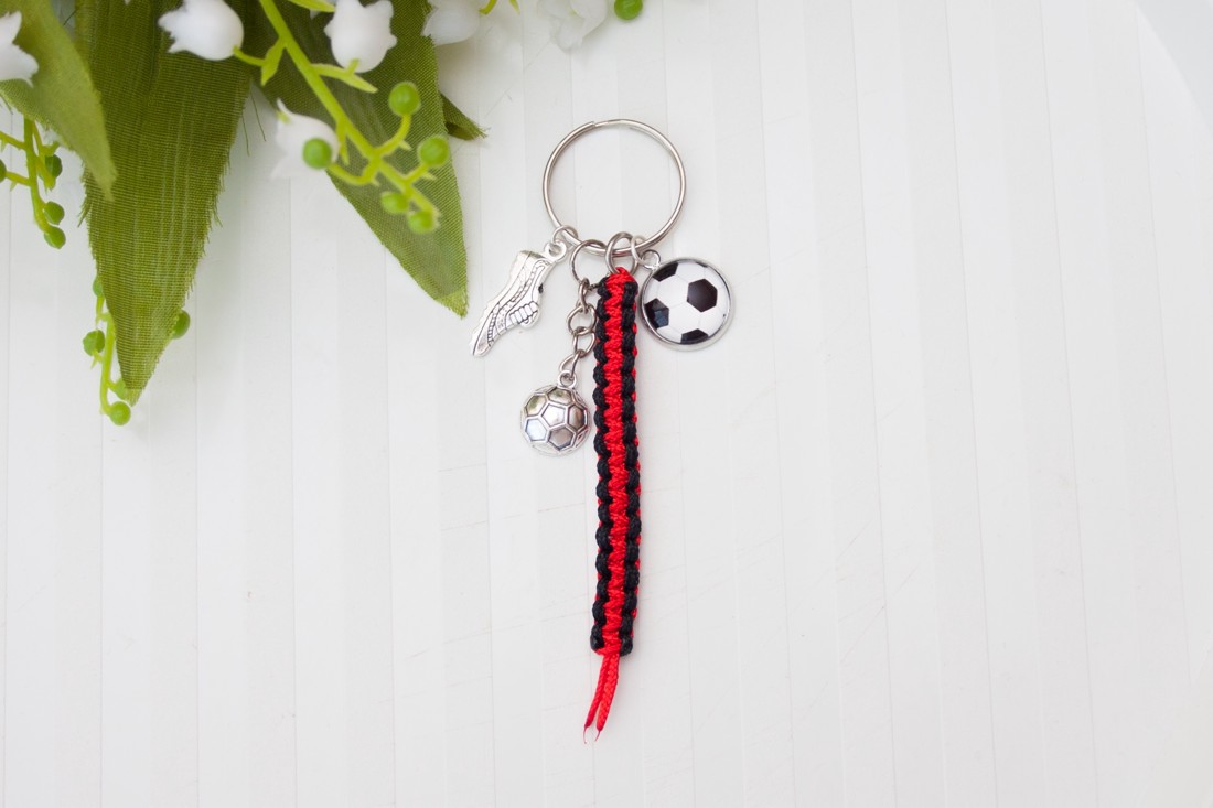 Breloc, decor pentru geantă - Fotbal roșu/negru - - Artynos.ro Breloc, decor pentru geantă - Fotbal roșu/negru - - Artynos.ro