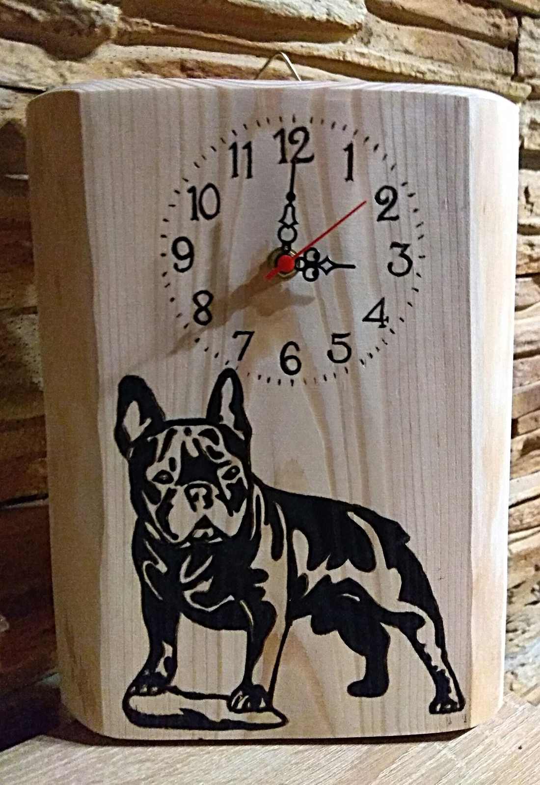 Ceas de perete Bulldog francez pe larice - - Artynos.ro Ceas de perete Bulldog francez pe larice - - Artynos.ro