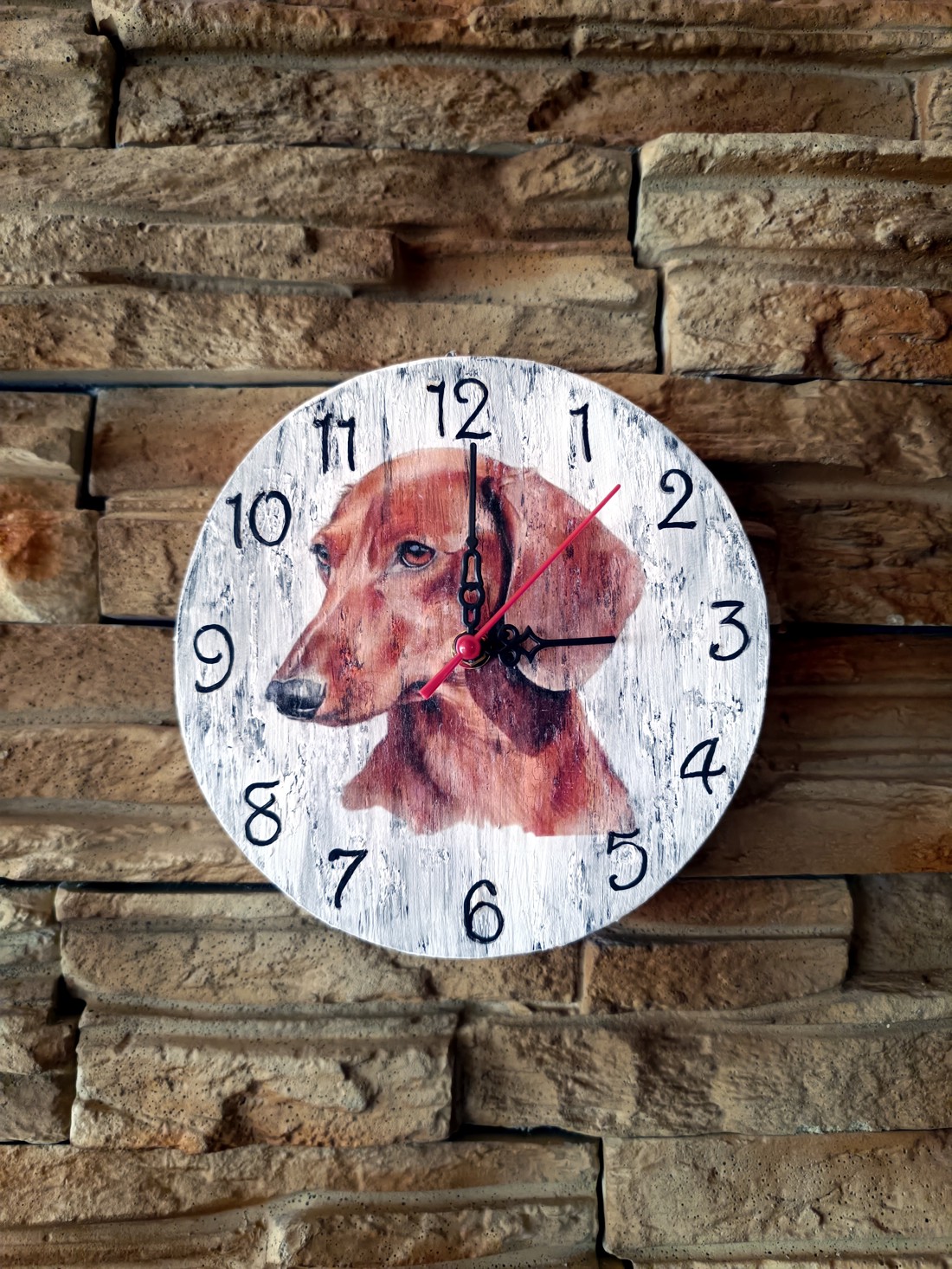 Ceas de perete din lemn în stil vintage cu câine dachshund maro - - Artynos.ro Ceas de perete din lemn în stil vintage cu câine dachshund maro - - Artynos.ro