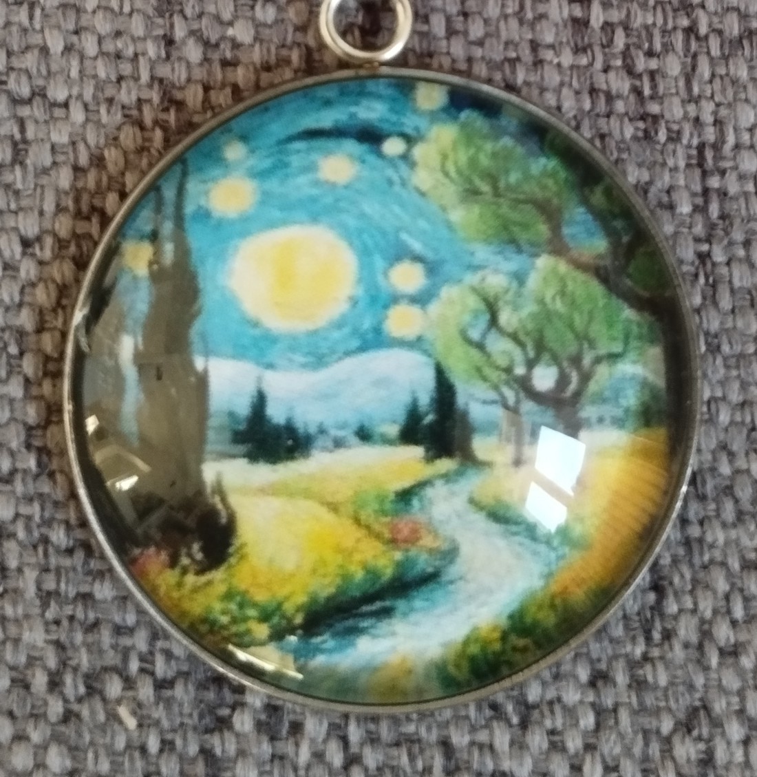 Colier din oțel medical cu lentile din sticlă și motiv Van Gogh - - Artynos.ro Colier din oțel medical cu lentile din sticlă și motiv Van Gogh - - Artynos.ro