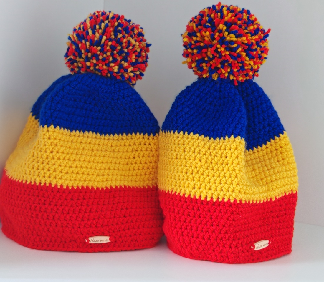 Căciulă croșetată tricolor România (cu polar pe interior) Adulți - îmbrăcăminte și modă - eșarfe, pălării, fularuri - căciulă - Artynos.ro Căciulă croșetată tricolor România (cu polar pe interior) Adulți - îmbrăcăminte și modă - eșarfe, pălării, fularuri - căciulă - Artynos.ro