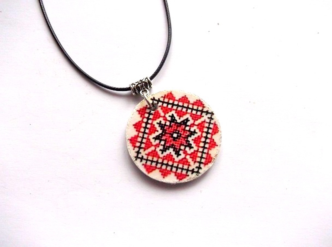 colier lemn motiv traditional 48036 - bijuterii - coliere - coliere cu pandantive - Artynos.ro