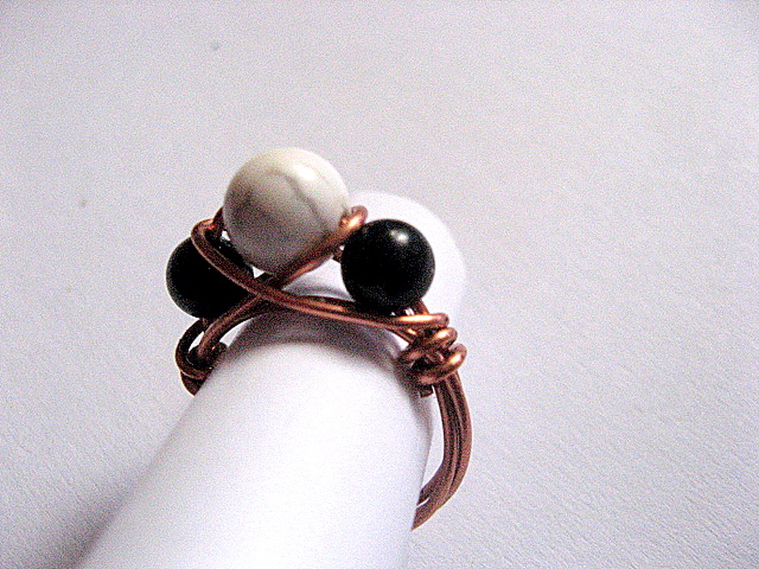 inel de cupru cu howlite si goldstone 50854 - bijuterii - inele - inele cu pietre semiprețioase - Artynos.ro