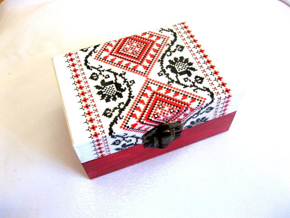Cutie lemn decorata cu motiv traditional 51867 - accessorii și unelte - lemn - cutie - Artynos.ro