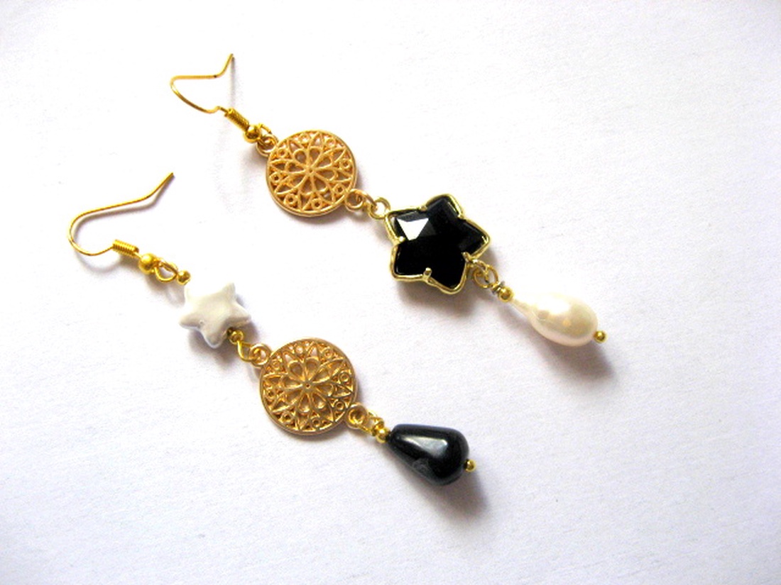 cercei asimetrici cu onix si perle naturale 51922 - bijuterii - cercei - cercei din pietre semiprețioase - Artynos.ro