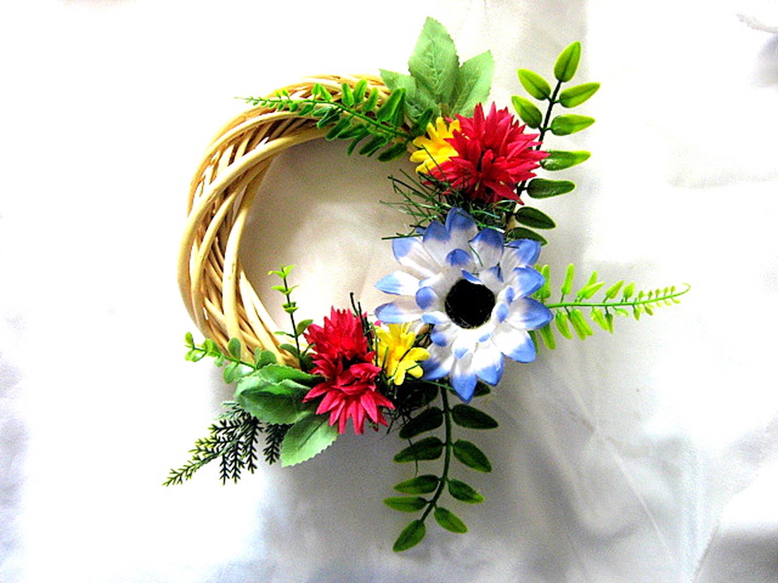 coronita decorata cu flori 52617 - casă & stil de viață - decorațiuni de casă - accesorii florale - coronițe decor - Artynos.ro