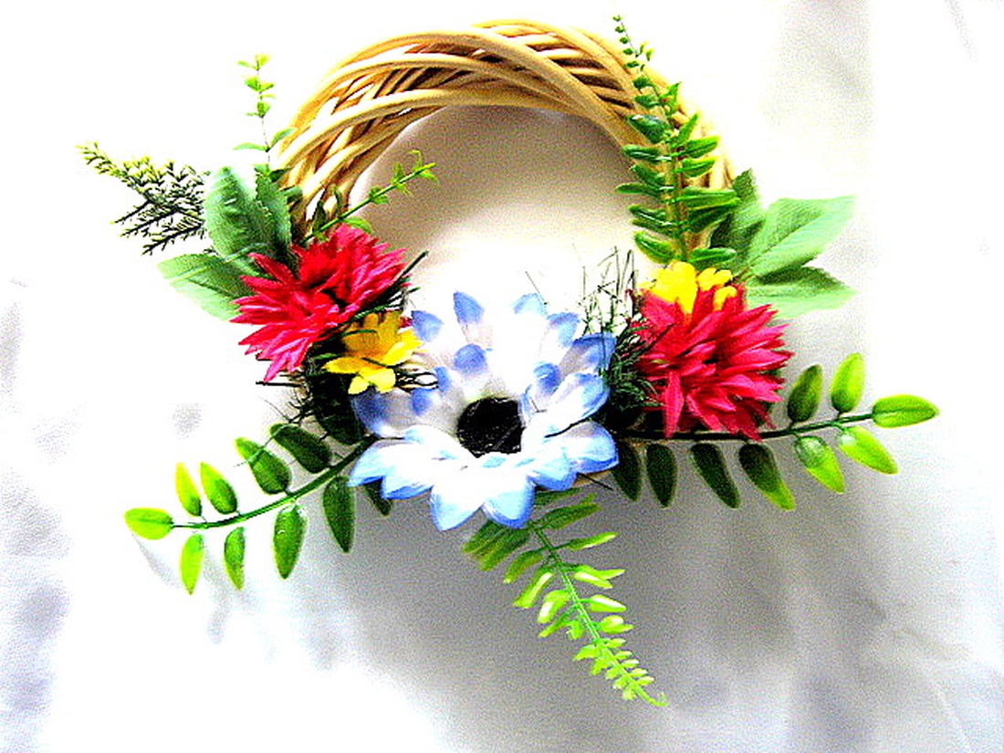 coronita decorata cu flori 52617 - casă & stil de viață - decorațiuni de casă - accesorii florale - coronițe decor - Artynos.ro