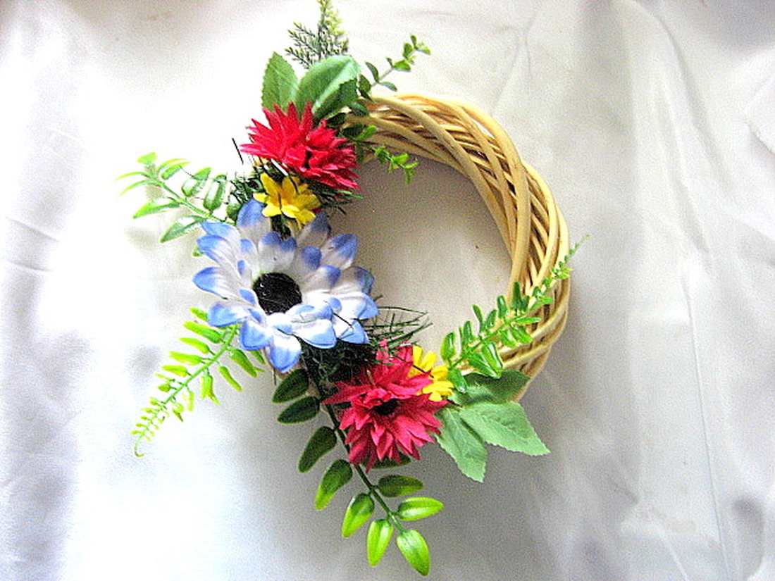 coronita decorata cu flori 52617 - casă & stil de viață - decorațiuni de casă - accesorii florale - coronițe decor - Artynos.ro