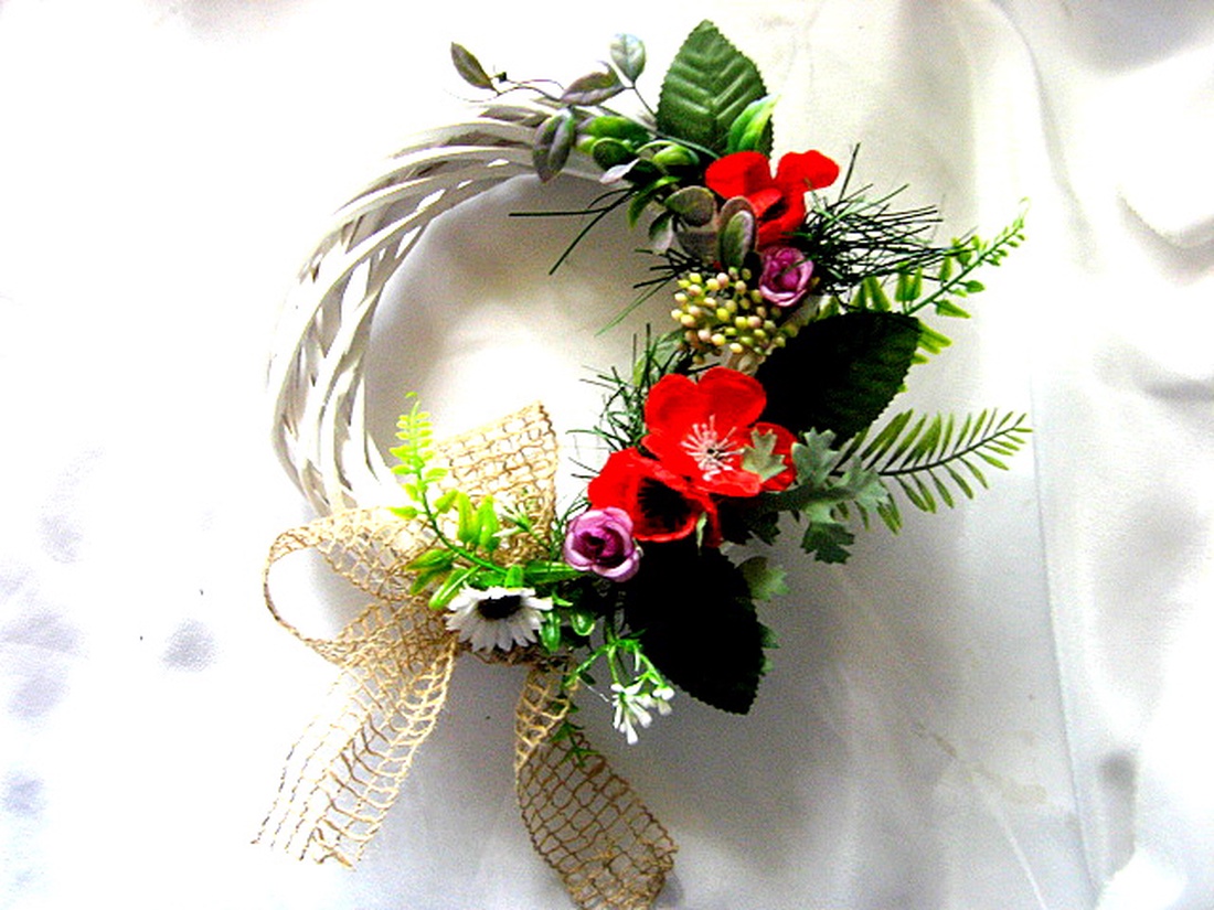 coronita decorata cu flori 52623 - casă & stil de viață - decorațiuni de casă - accesorii florale - coronițe decor - Artynos.ro