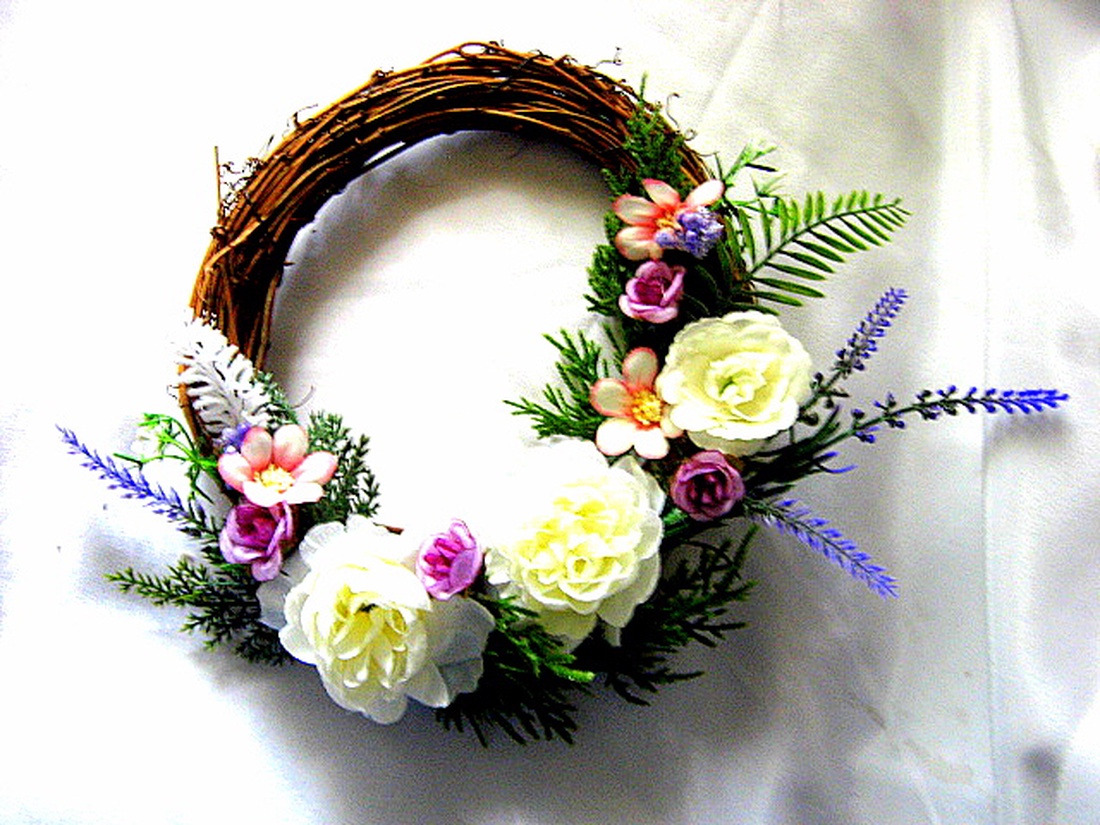 coronita decorata cu flori artificuale 52619 - casă & stil de viață - decorațiuni de casă - accesorii florale - coronițe decor - Artynos.ro