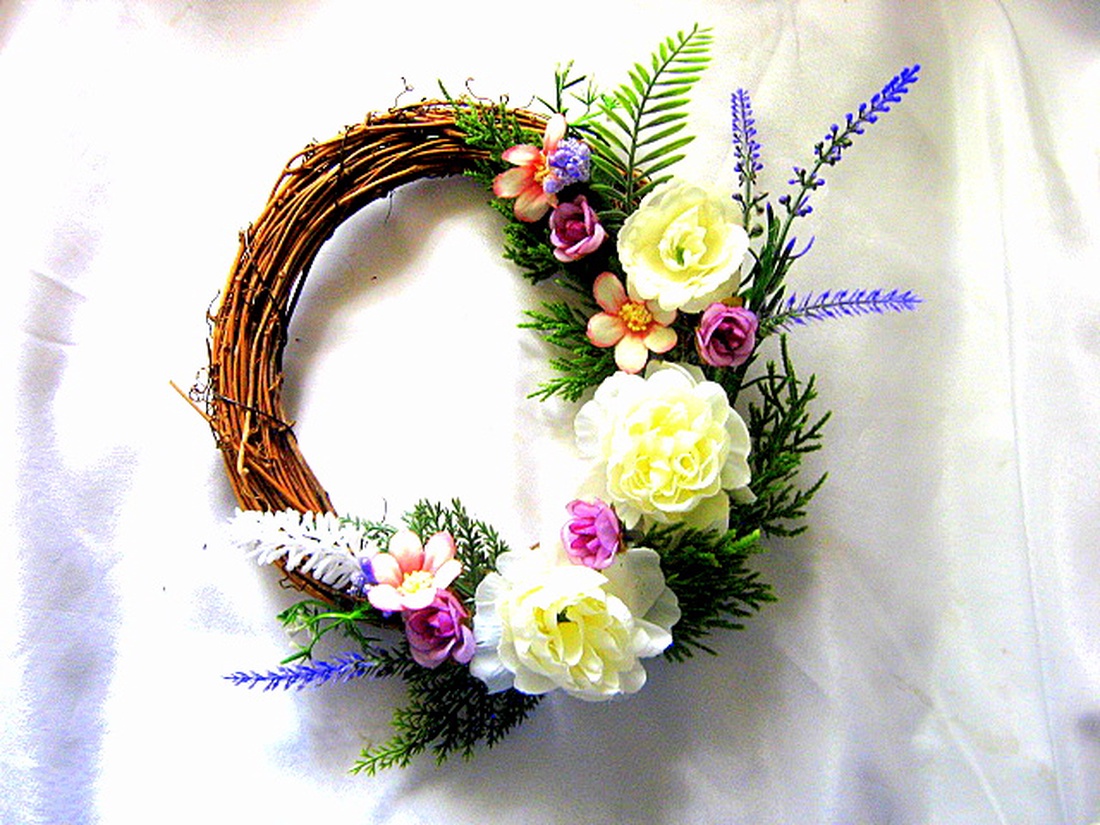 coronita decorata cu flori artificuale 52619 - casă & stil de viață - decorațiuni de casă - accesorii florale - coronițe decor - Artynos.ro