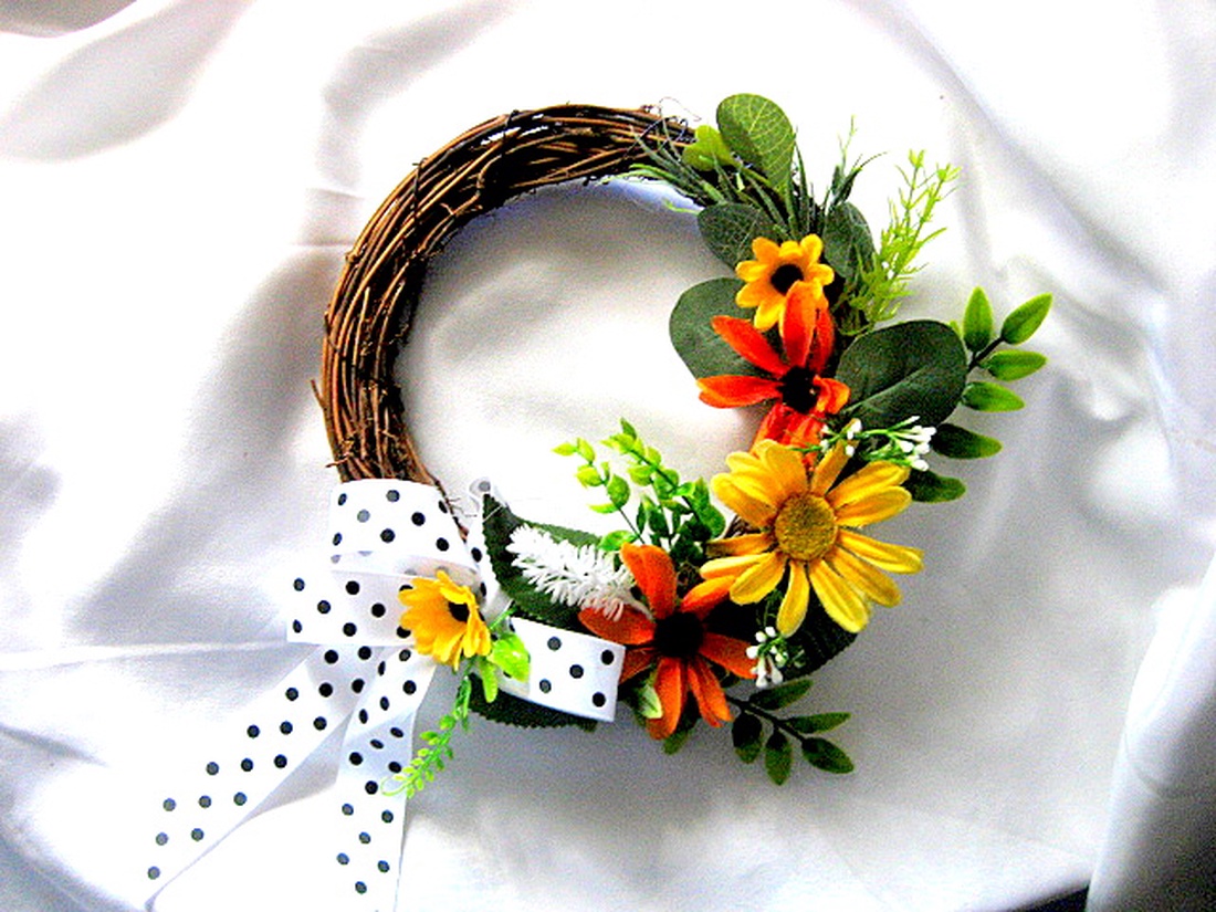 coronita decorata cu flori artificuale 52613 - casă & stil de viață - decorațiuni de casă - accesorii florale - coronițe decor - Artynos.ro