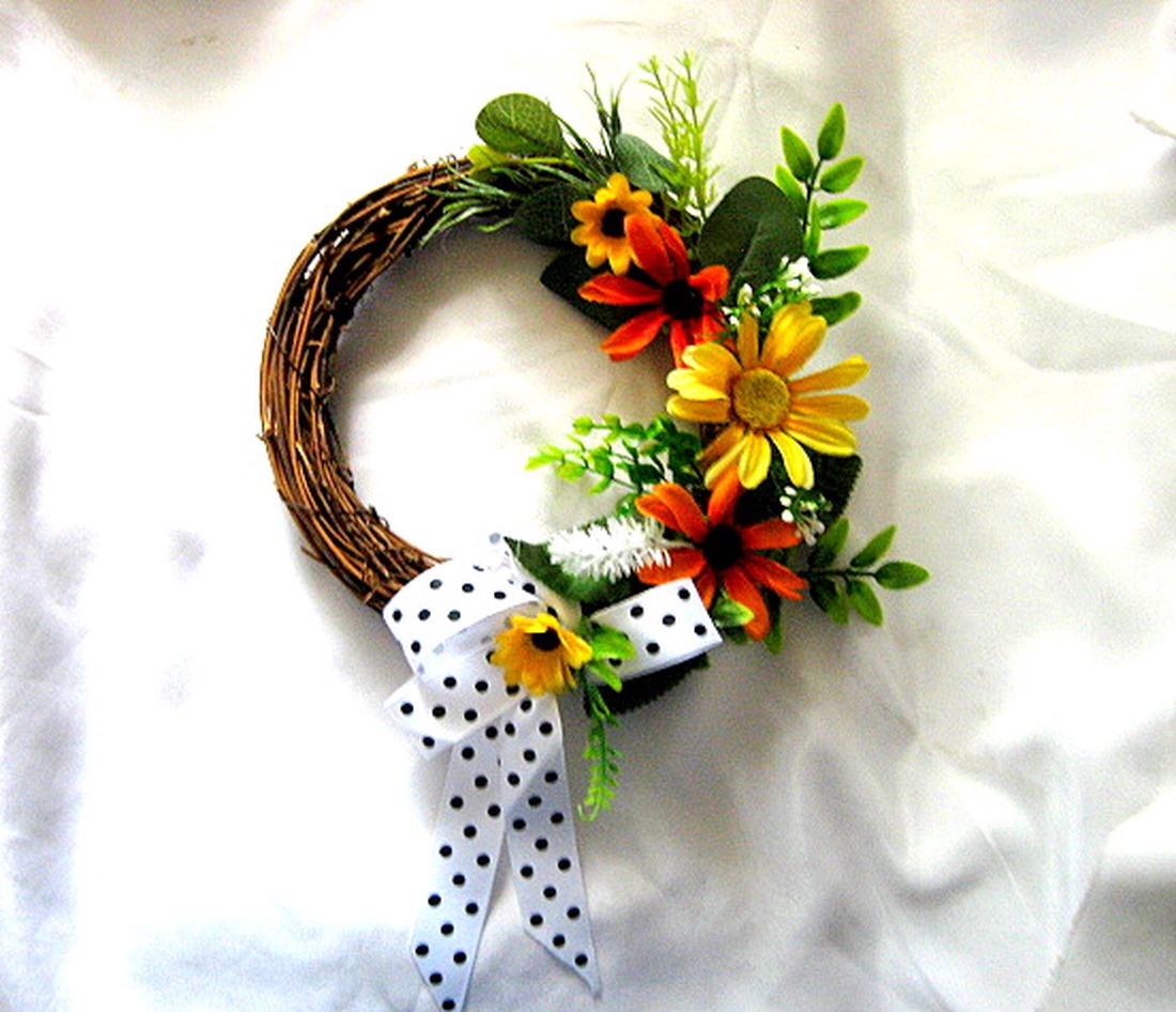 coronita decorata cu flori artificuale 52613 - casă & stil de viață - decorațiuni de casă - accesorii florale - coronițe decor - Artynos.ro