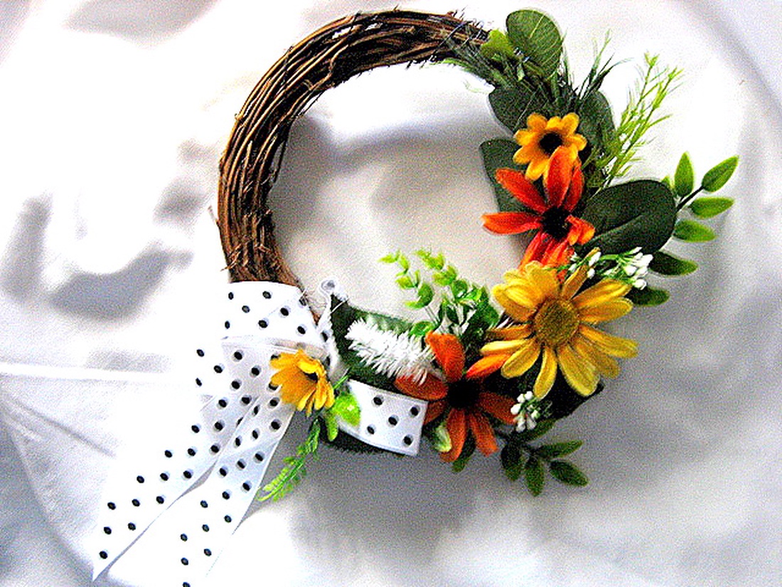 coronita decorata cu flori artificuale 52613 - casă & stil de viață - decorațiuni de casă - accesorii florale - coronițe decor - Artynos.ro
