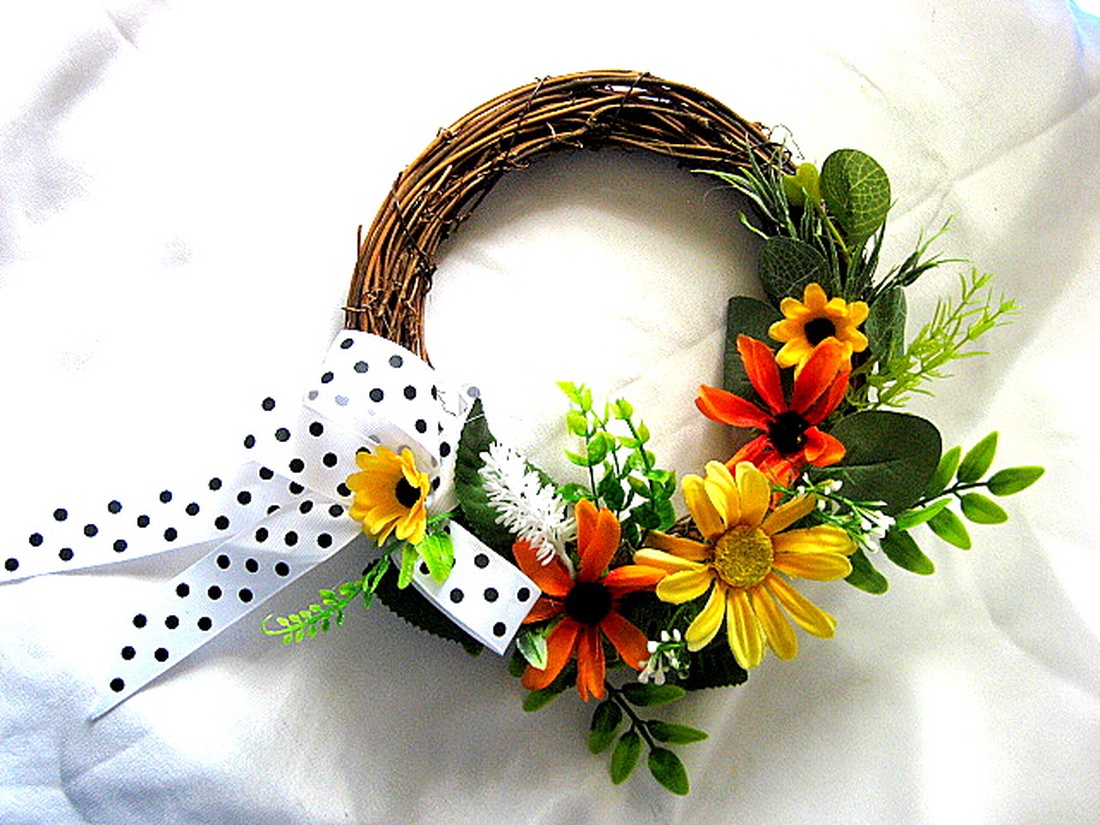 coronita decorata cu flori artificuale 52613 - casă & stil de viață - decorațiuni de casă - accesorii florale - coronițe decor - Artynos.ro