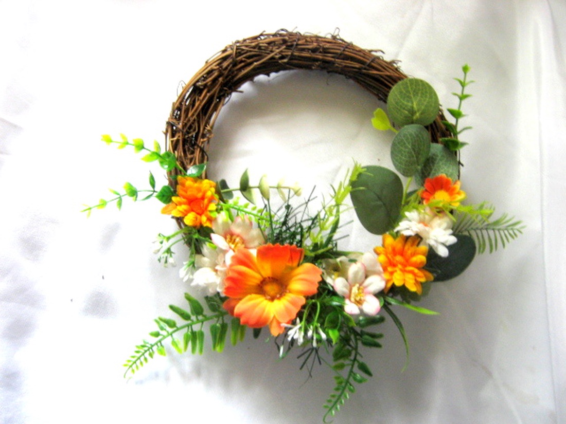 coronita decorata cu flori artificuale 52626 - casă & stil de viață - decorațiuni de casă - accesorii florale - coronițe decor - Artynos.ro