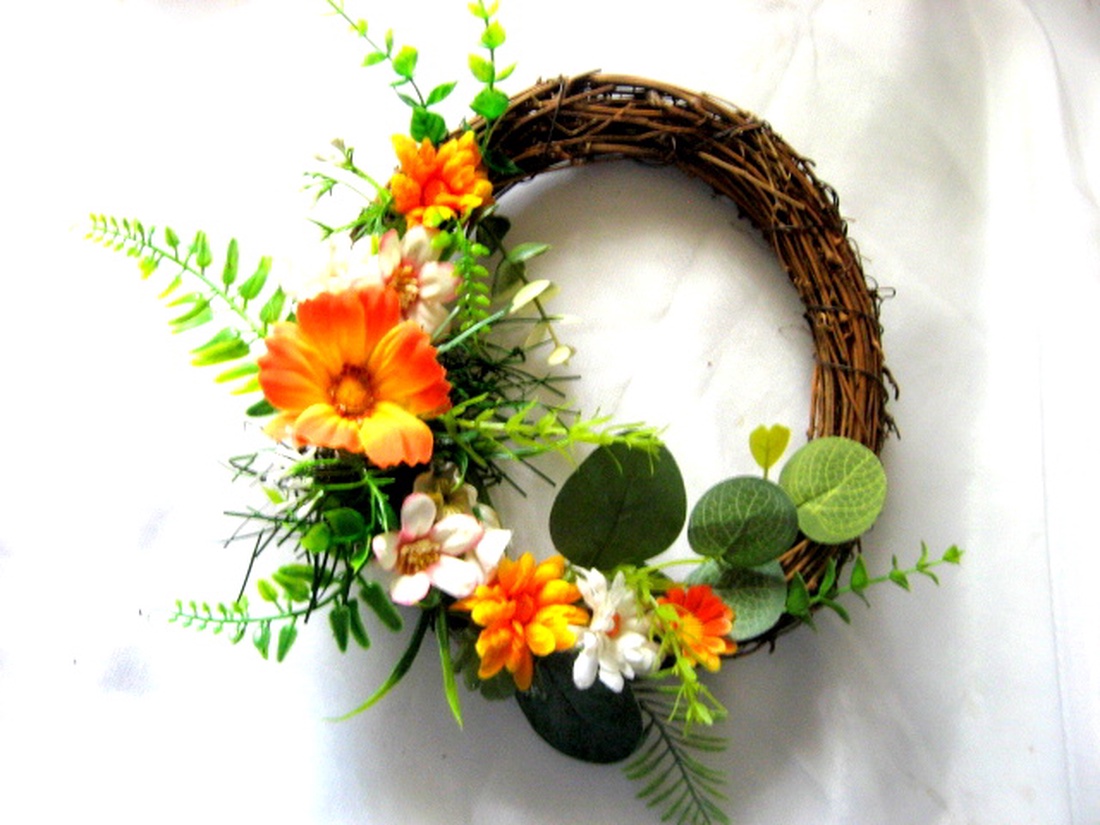 coronita decorata cu flori artificuale 52626 - casă & stil de viață - decorațiuni de casă - accesorii florale - coronițe decor - Artynos.ro