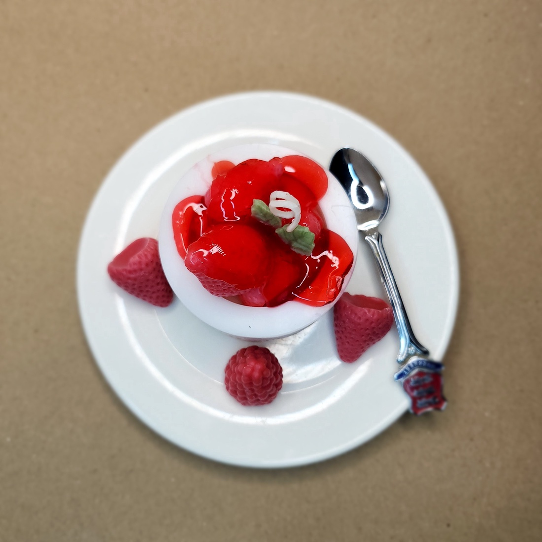 Lumânare Prăjitură cu Căpșuni  - casă & stil de viață - lumânări, parfumuri, arome - felinar cu lumânare - Artynos.ro