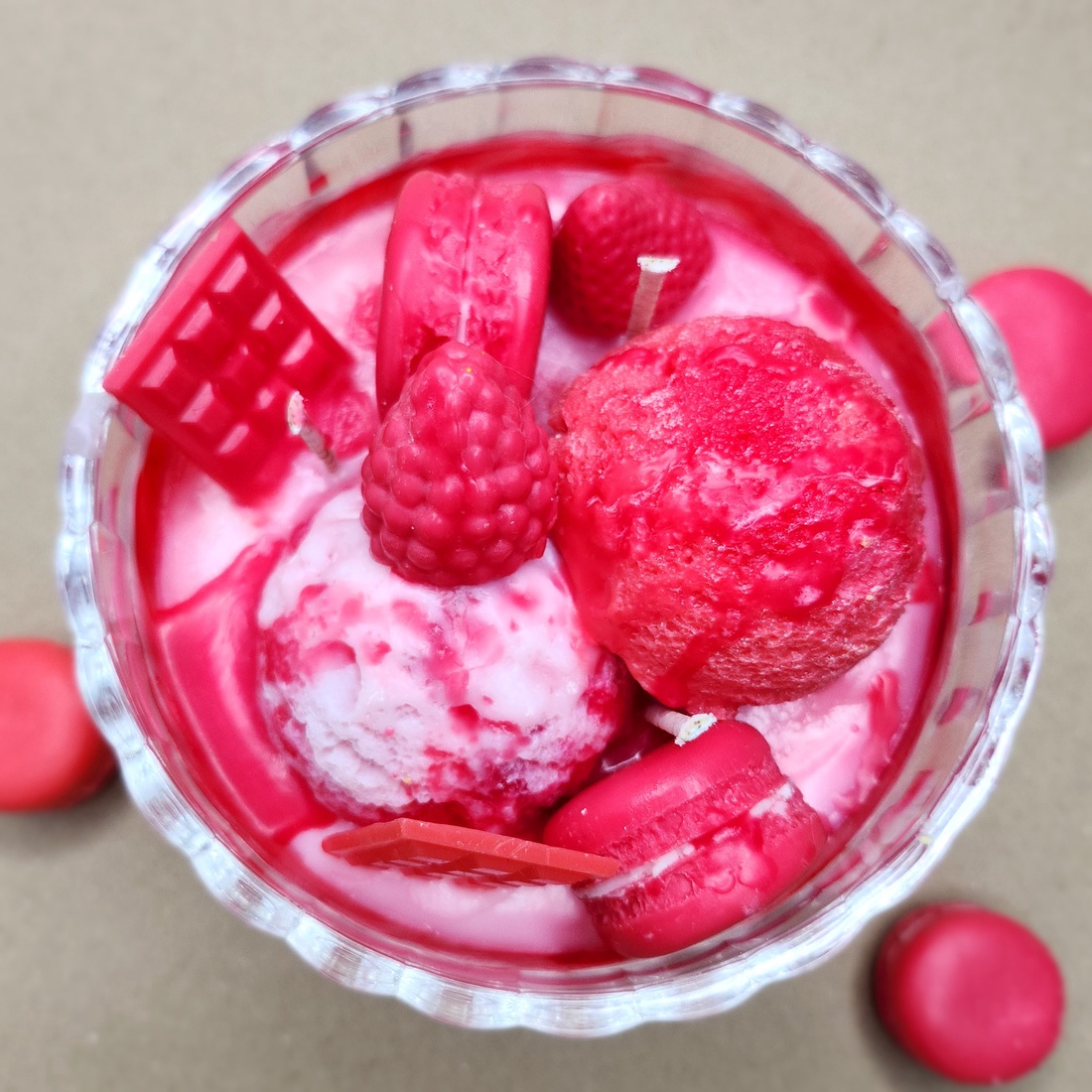 LumânareaÎnghețată cu Macarons - casă & stil de viață - lumânări, parfumuri, arome - lumânări artizanale - Artynos.ro