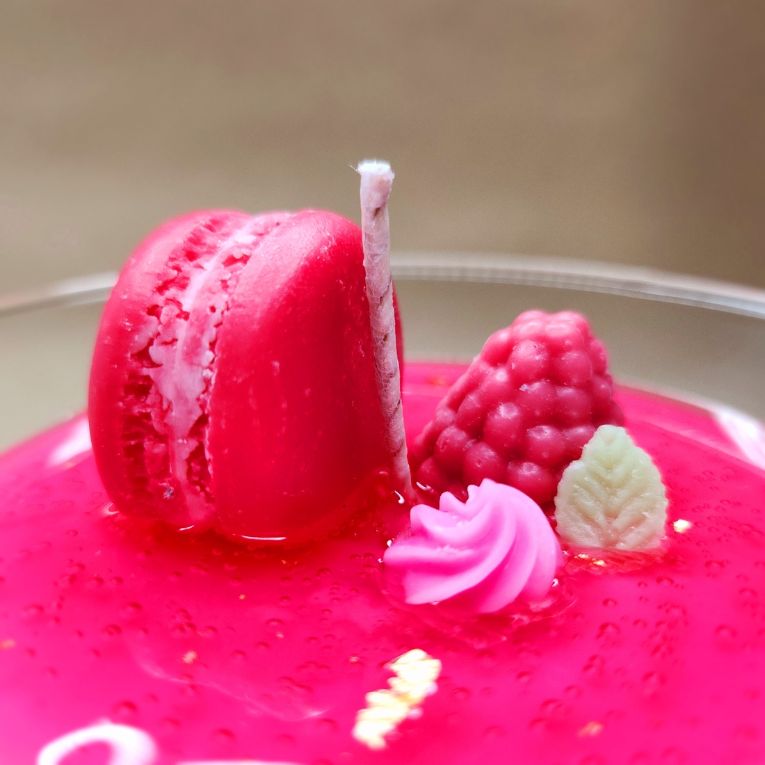 Lumânare Martini Exotic cu Macarons - casă & stil de viață - lumânări, parfumuri, arome - ceară parfumată - Artynos.ro