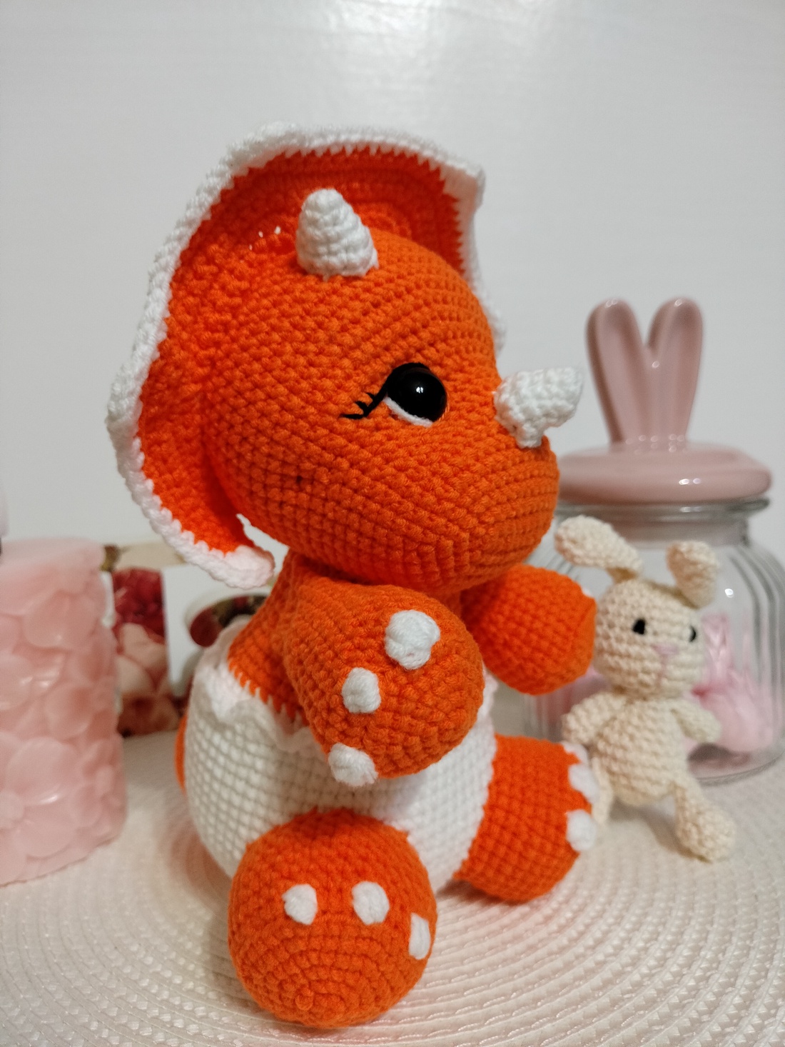 Jucărie croșetată Dinozaur Triceratops portocaliu - jucării și echipamente pentru copii - plușuri - dinozauri din pluș - Artynos.ro Jucărie croșetată Dinozaur Triceratops portocaliu - jucării și echipamente pentru copii - plușuri - dinozauri din pluș - Artynos.ro