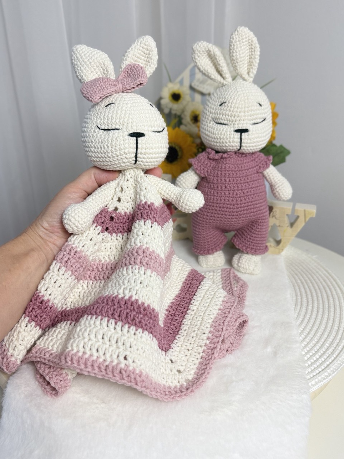 Set iepurași croșetați cu păturică de somn � Lunahandmade - jucării și echipamente pentru copii - plușuri - iepure de pluș - Artynos.ro